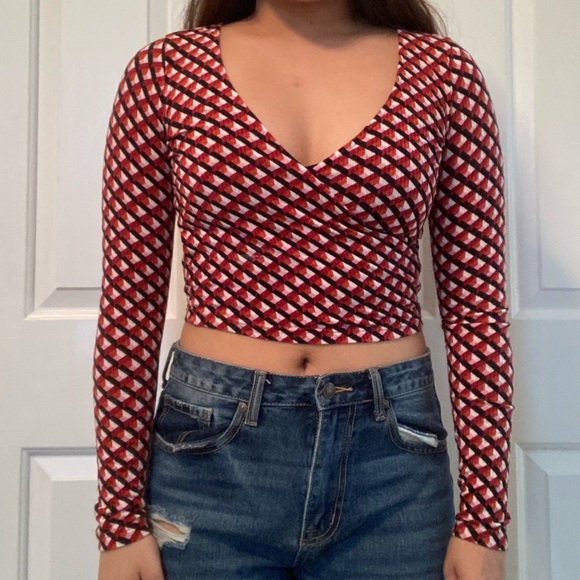 F21 geometric art deco faux wrap top - Picture 2 of 4